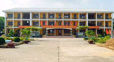 Trường THCS Lê Quý Đôn là một trong hai trường được đầu tư xây dựng thành trường chỉ đạo trọng điểm chất lượng cao của TX Quảng Yên.