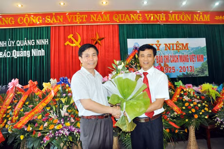 Đồng chí Vũ Ngọc Giao, Ủy viên BTV Tỉnh ủy, Trưởng Ban tuyên giáo tặng hoa chúc mừng Báo Quảng Ninh.