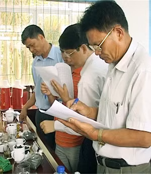 Các cán bộ thực hiện Dự án kiểm nghiệm, đánh giá chất lượng chè Đường Hoa.