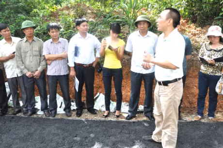 ông Nguyễn Văn Tường, Chủ tịch HĐQT Công ty CP Carbon Việt Nam giới thiệu về công nghệ mới trong thi công đường nông thôn
