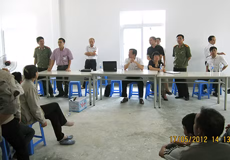 Các cơ quan chức năng giải quyết đình công tại Công ty CP đất hiếm Hạ Long, tháng 5-2012.