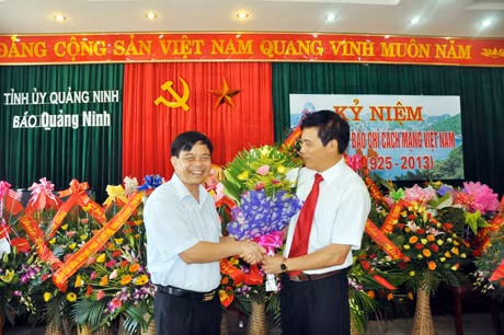 Đại diện Sở Kế hoạch đầu tư chúc mừng Báo Quảng Ninh.