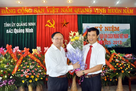 Đại diện Ban quản lý các di tích trọng điểm chúc mừng Báo Quảng Ninh.