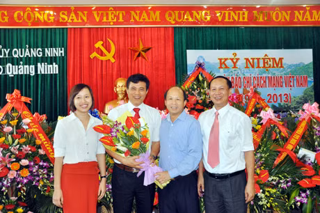 Đại diện Sở Y tế chúc mừng Báo Quảng Ninh.