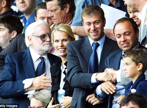 Cựu Chủ tịch Ken Bates (trái) của Chelsea và Abramovich.