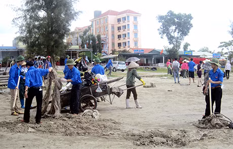 Tuổi trẻ TP Móng Cái ra quân thu gom rác thải khu vực bãi biển Trà Cổ (TP Móng Cái), tiếp tục đẩy mạnh các hoạt động tình nguyện trong phong trào “Thanh niên xây dựng tỉnh xanh, sạch, đẹp và vệ sinh môi trường”.