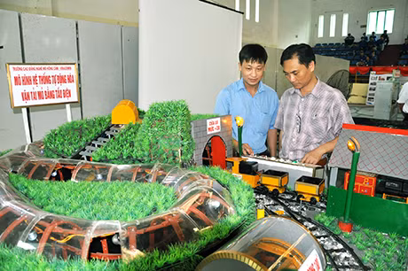 Giảng viên Trường Cao đẳng Nghề mỏ Hồng Cẩm - Vinacomin giới thiệu về mô hình hệ thống tự động hoá vận tải mỏ bằng tàu điện (tác phẩm đoạt giải nhì tại Hội thi).