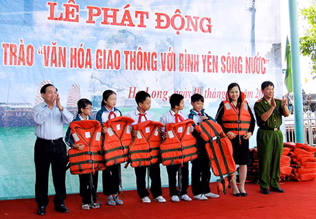 Ban ATGT tỉnh tổ chức ra quân hưởng ứng Cuộc vận động “Văn hoá giao thông với bình yên sông nước” tại TP Hạ Long.