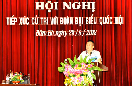 Đ/c Trần Văn Minh, Phó Trưởng đoàn ĐBQH tỉnh báo cáo tại buổi tiếp xúc cử tri huyện Đầm Hà.