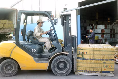 Bốc xếp hàng tại Công ty CP gốm màu Hoàng Hà.