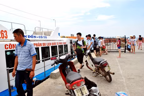Tàu khách tuyến Cô Tô - Vân Đồn đã hoạt động trở lại sau bão.