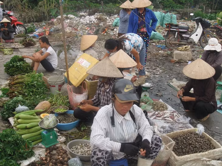 Mặc dù chợ nằm ngay cạnh di tích quốc gia đình Phong Cốc nhưng tình trạng rác thải bừa bãi đã khiến chợ ô nhiễm nặng và làm mất mỹ quan nơi đây.