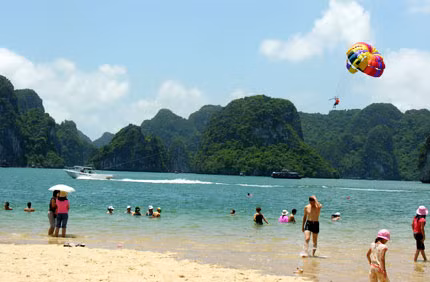 Khách du lịch nô nức đến với bãi tắm tuyệt vời trên đảo Ti-Tốp. (Ảnh minh họa)