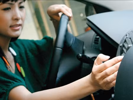 Nên mở cửa xe cho thoát khí độc trước khi bật điều hòa