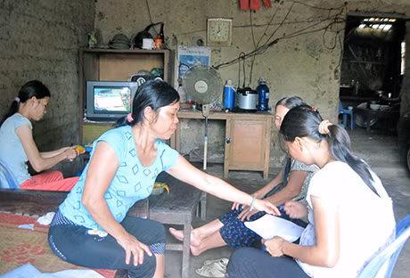 Trưởng khu Lô Thị Hiền (trái) tuyên truyền vận động người dân xoá bỏ các tập tục lạc hậu.