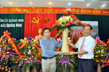 Đại diện Công ty TNHH 1TV 507 chúc mừng Báo Quảng Ninh.