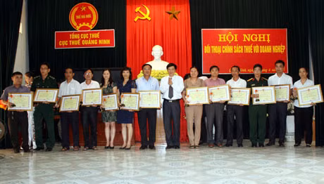 Lãnh đạo Cục thuế tỉnh trao bằng khen của UBND tỉnh cho các tập thể có thành tích xuất sắc trong nộp thuế năm 2012.
