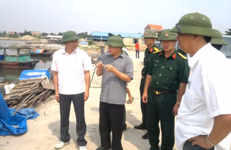 Để chủ động phòng chống bão số 2, Ban chỉ huy PCTT&TKCN tỉnh đã kiểm tra công tác phòng chống tại một số địa phương (Trong ảnh, kiểm tra tại Quảng yên)