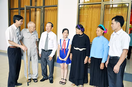 Các gia đình trò chuyện, trao đổi kinh nghiệm tại Lễ Biểu dương Gia đình văn hoá 3 thế hệ tiêu biểu, xuất sắc của tỉnh năm 2013. Ảnh: Thanh Tùng