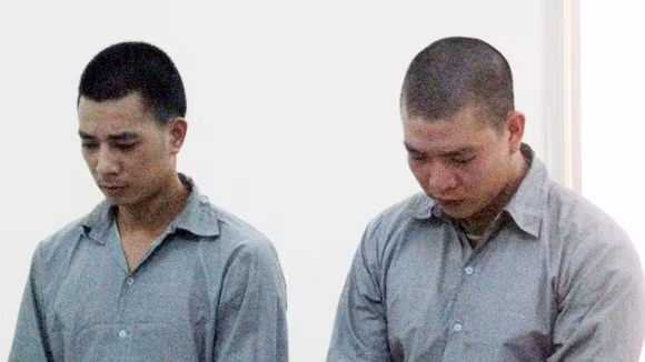 Nguyễn Văn Giang (bên phải) cùng đồng bọn tại phiên tòa phúc thẩm