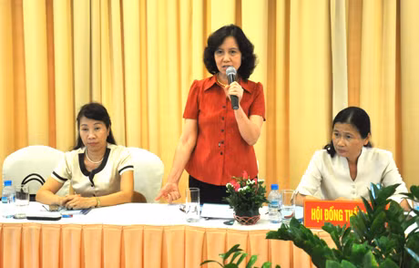 Đồng chí Nguyễn Thị Kim Thúy, Phó Chủ tịch Hội LHPN Việt Nam phát biểu tham gia vào Đề án của Hội LHPN tỉnh
