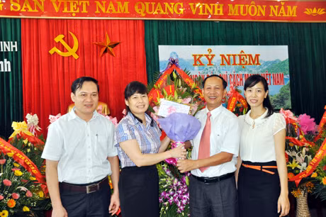 Đại diện Sở Thông tin truyền thông chúc mừng Báo Quảng Ninh.