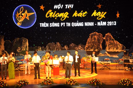 Ban tổ chức trao giải Nhì cho Nguyễn Thị Phương Anh và Nguyễn Duy Cường