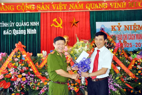 Phòng CSHS Công an tỉnh chúc mừng Báo Quảng Ninh.