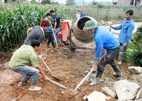 Huyện Đoàn Tiên Yên khởi động chiến dịch bằng việc huy động TNTN tham gia xây dựng 3-4km đường bê tông liên thôn, liên xóm theo tiêu chí xây dựng NTM.