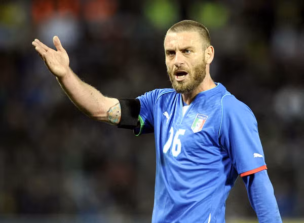 Bị bỏ rơi ở CLB, nhưng De Rossi được trọng dụng ở ĐT Ý.