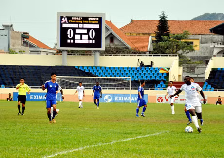 TQN (áo sẫm màu) đang có cơ hội thăng hạng V-League rất thuận lợi