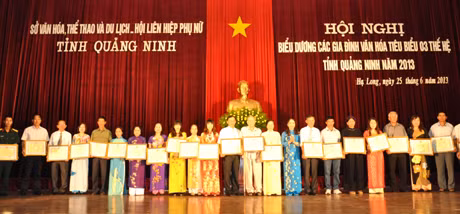 Ban tổ chức trao Bằng khen cho đại diện các Gia đình văn hóa tiêu biểu xuất sắc của tỉnh tại hội nghị.