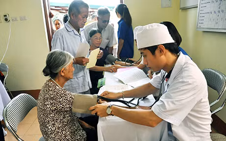 Bác sĩ trẻ của Bệnh viện ĐKKV Cẩm Phả khám bệnh, phát thuốc miễn phí cho người nghèo tại xã Cẩm Hải (TP Cẩm Phả).
