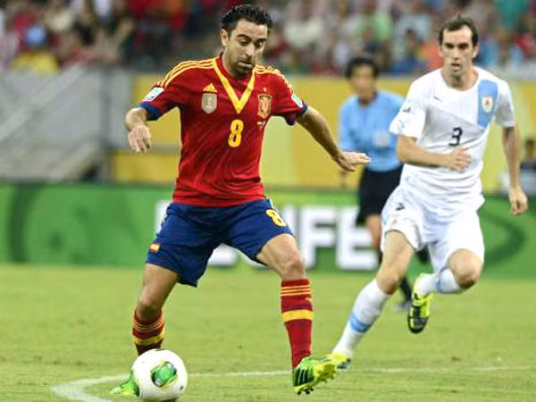 Xavi nên chuyền bóng… ít hơn?