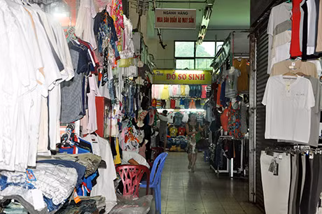Quầy hàng kinh doanh quần áo.