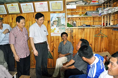 Đồng chí Vũ Ngọc Giao , Trưởng Ban Tuyên giáo Tỉnh ủy cùng các đồng chí trong Đoàn nghe đề xuất, kiến nghị của các hộ dân làng chài Cửa Vạn.