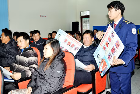 Cán bộ Cảng vụ thuỷ nội địa Quảng Ninh tập huấn cho các chủ tàu, lái tàu và thuyền viên về Luật Giao thông đường thuỷ nội địa và các biện pháp xử lý tình huống khi gặp rủi ro.