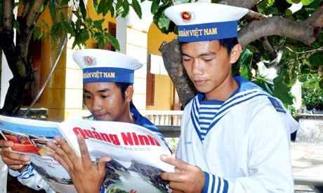Báo Quảng Ninh đến với chiến sĩ đảo Nam Yết, huyện đảo Trường Sa (Khánh Hòa). (Ảnh chụp tháng 5-2012). Ảnh: TRẦN MINH