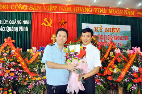 Đại diện Hải quan tỉnh chúc mừng Báo Quảng Ninh.
