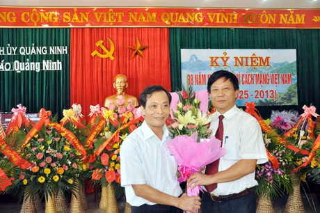 Đại diện Ngân hàng nhà nước chúc mừng Báo Quảng Ninh.
