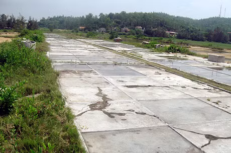 Ruộng muối khu 1, thị trấn Cô Tô lâu ngày không được tu bổ.