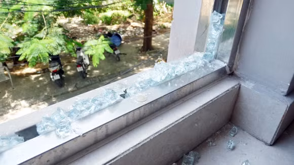 Tấm kính cường lực rộng hơn 10m2 vỡ vụn sau vụ nổ