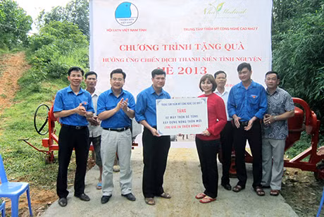 Hội LHTN tỉnh phối hợp với Trung tâm Thẩm mỹ công nghệ cao Như Ý, tặng 2 máy trộn bê tông cho Huyện Đoàn Tiên Yên, trị giá 20 triệu đồng phục vụ làm đường dân sinh trong chương trình xây dựng NTM trên địa bàn.