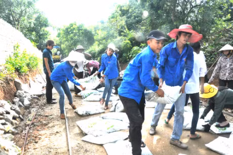 Đoàn viên thanh niên xã Tiền An tham gia thi công