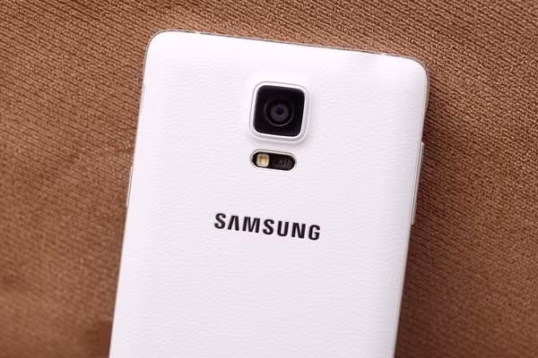 Mặt sau là đèn flash LED đơn, cảm biến theo dõi nhịp tim đồng thời là camera 16MP.