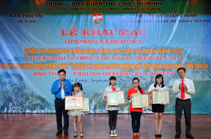 Ban Tổ chức trao giải Nhất cho các thí sinh xuất sắc trong Hội thị Hùng biện tiếng Anh “Tự hào kỳ quan thiên nhiên thế giới Vịnh Hạ Long” lần thứ 3, năm 2014.
