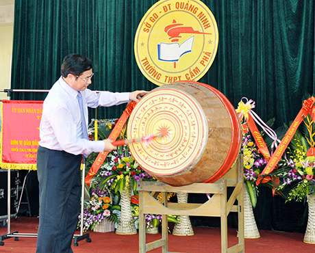 Đồng chí Phạm Minh Chính, Bí thư Tỉnh ủy đánh trống khai giảng năm học 2014-2015 tại trường THPT Cẩm Phả
