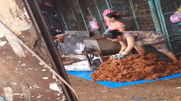 Những đôi chân đi lại trên nền chợ bẩn rồi thản nhiên giẫm lên đống me - Ảnh: Đức Trong