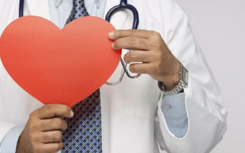 Kiểm soát được 4 yếu tố nguy cơ: hút thuốc lá, chế độ ăn uống, lười vận động và uống rượu, có thể tránh được ít nhất 80% rủi ro tử vong sớm vì tim mạch.