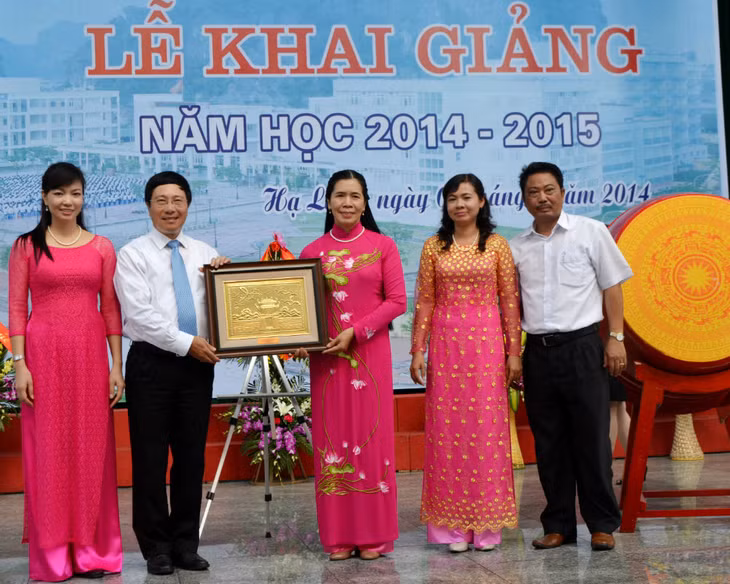 Đồng chí tặng hoa chúc mừng 